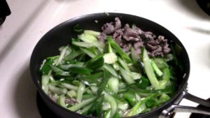 Read more about the article Beef with Cucumber Stir Fry – Dua Leo Xao Thit Bo (Everyday Stir Fry)