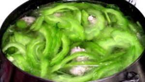 Read more about the article Ground Pork with Bitter Melon Soup – Canh Hu Qua Thit Bam (Everyday Soup)