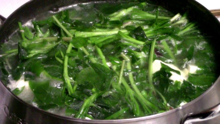 Read more about the article Sweet Leaf, Asian Chive and Vegetable Amaranth with Chicken Broth and Soft Tofu Soup – Canh Bui Ngot, He, Rau Den voi Nuoc Ga va Tau Hu Non (Everyday Soup)